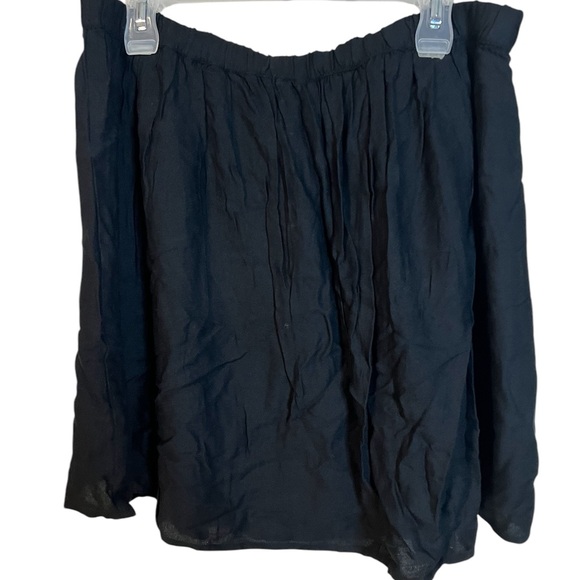 A brand new Old Navy black skirt in size large - Picture 5 of 6